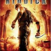 Quel est le réalisateur du film Les Chroniques de Riddick ?